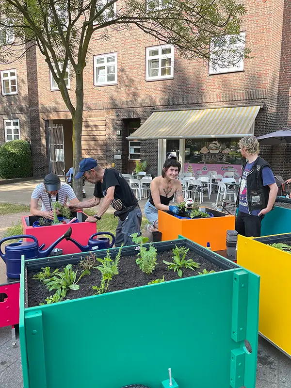 Bunte Wanderbeete werden bepflanzt – Station Veddel, Foto: Hamburger Wandergarten